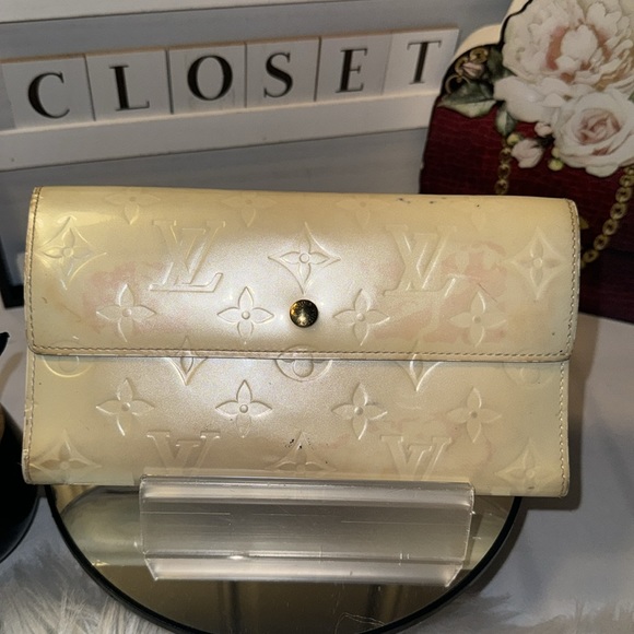 Louis Vuitton Blanc Corail Monogram Vernis Leather Sarah Wallet GUC - Picture 2 of 13